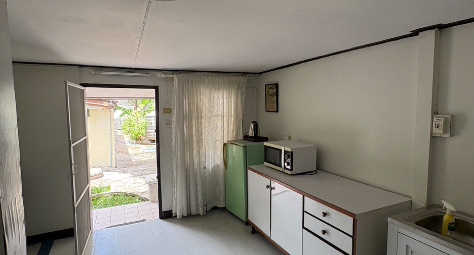 À louer 1 chambre maison à Phra Khanong, Bangkok