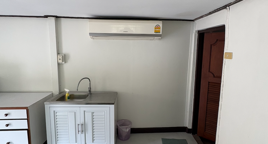 À louer 1 chambre maison à Phra Khanong, Bangkok