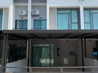 Haus zum Kauf mit 3 Zimmer in Khlong Sam Wa, Bangkok