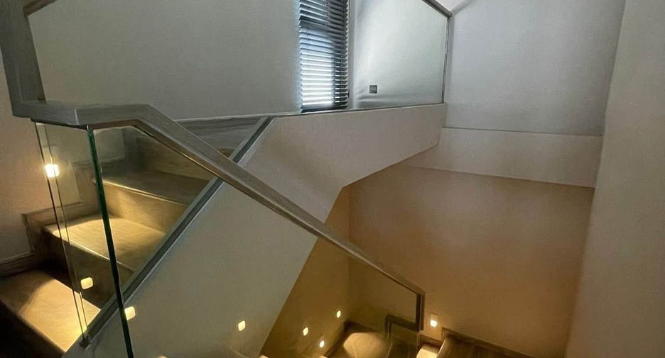 Haus zur Miete mit 6 Zimmer in Huai Khwang, Bangkok
