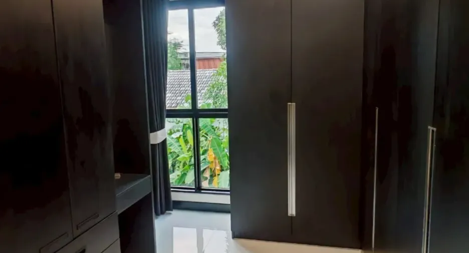 Casa adosada en venta y en alquiler de 5 habitaciones en Wang Thonglang, Bangkok