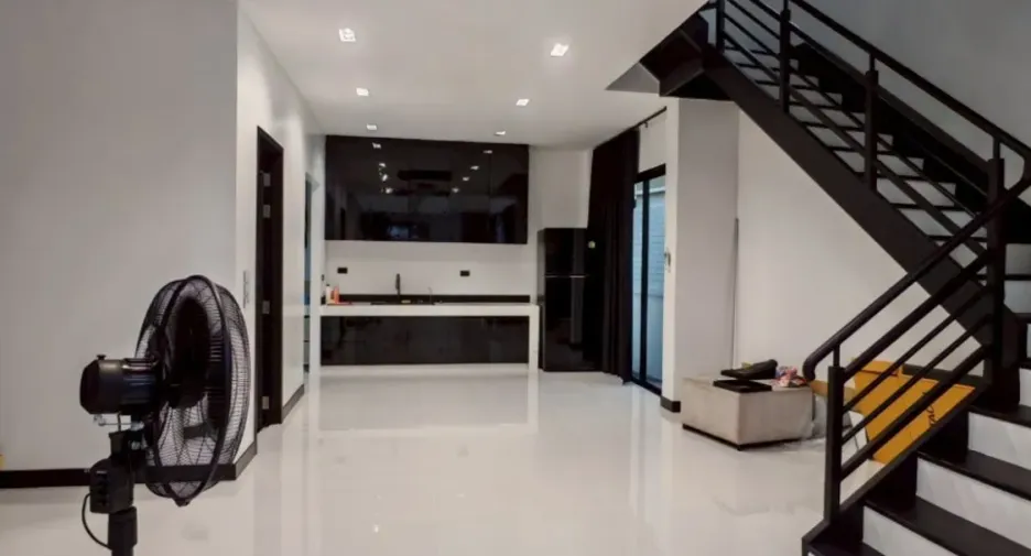 Casa adosada en venta y en alquiler de 5 habitaciones en Wang Thonglang, Bangkok