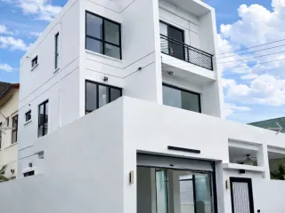 Casa adosada en venta y en alquiler de 5 habitaciones en Wang Thonglang, Bangkok