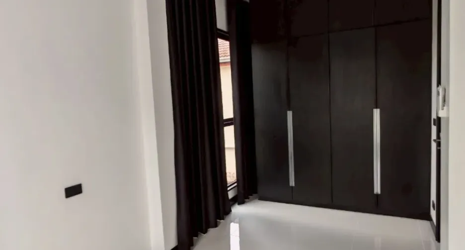 Casa adosada en venta y en alquiler de 5 habitaciones en Wang Thonglang, Bangkok