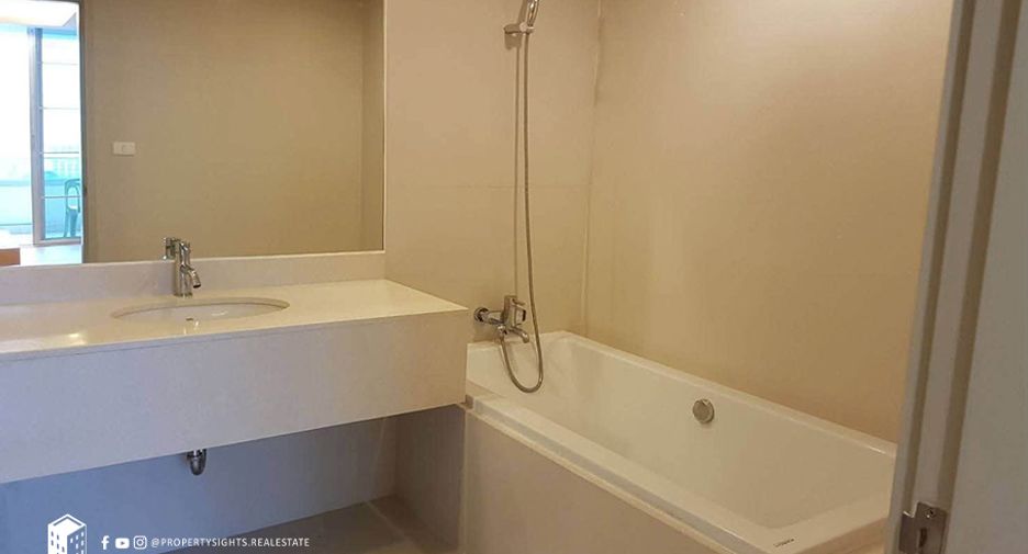 For rent 3 bedrooms condo in Bang Rak, Bangkok