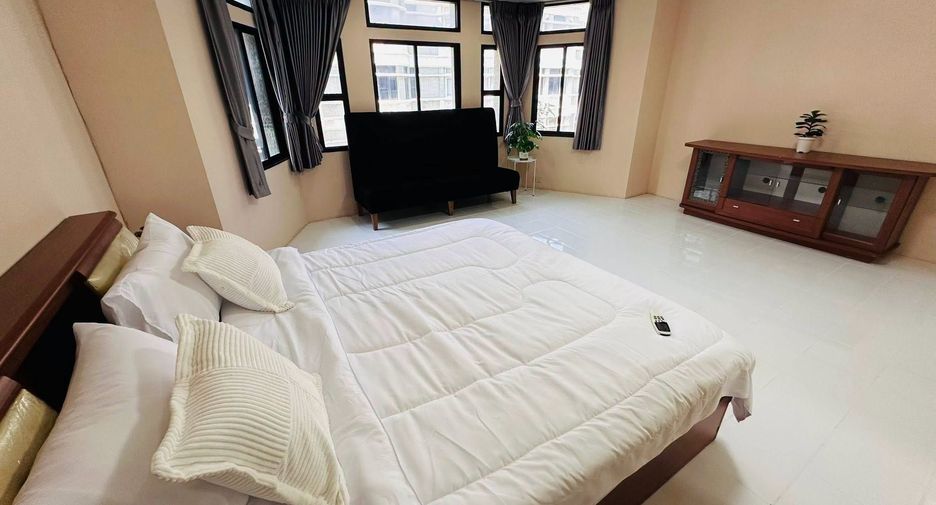 For rent 4 bedrooms townhouse in Khlong Toei, Bangkok