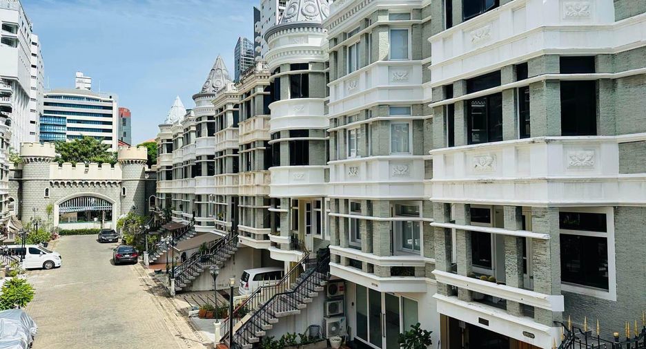 For rent 4 bedrooms townhouse in Khlong Toei, Bangkok