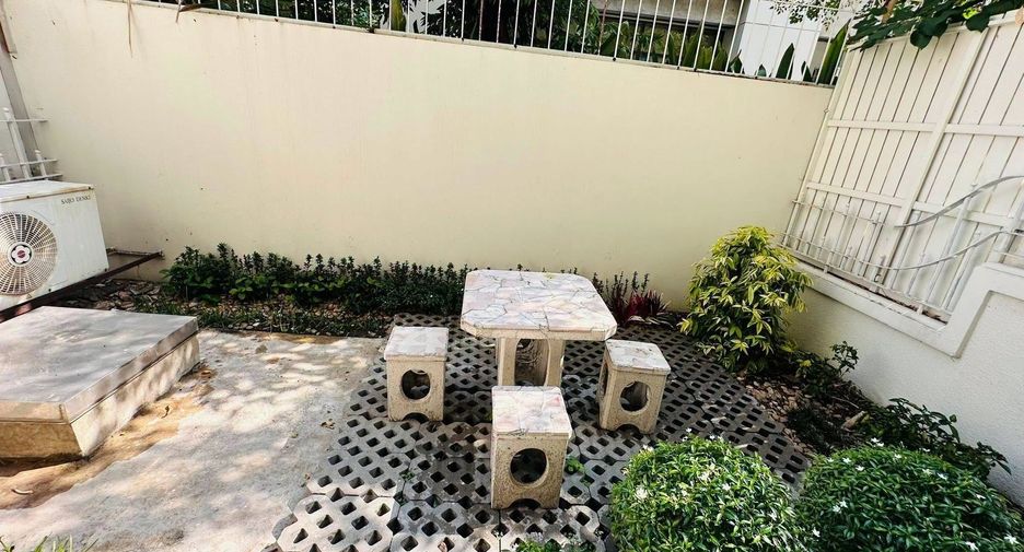 For rent 4 bedrooms townhouse in Khlong Toei, Bangkok