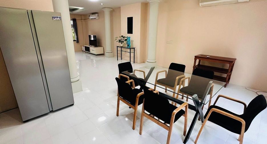 For rent 4 bedrooms townhouse in Khlong Toei, Bangkok