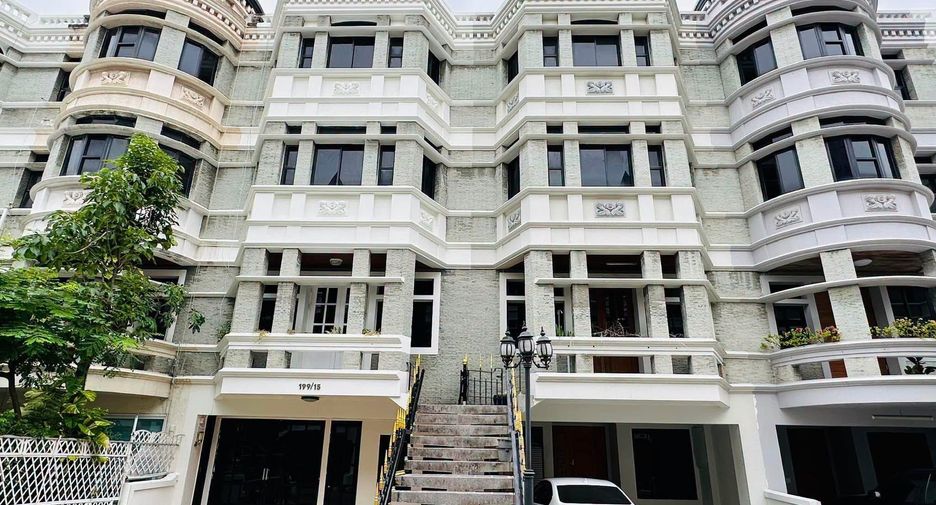 For rent 4 bedrooms townhouse in Khlong Toei, Bangkok