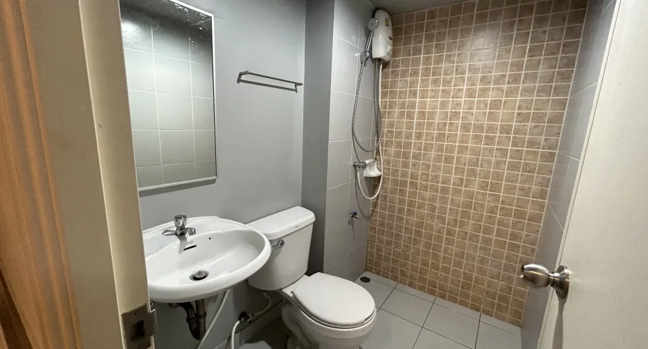 For sale studio condo in Mueang Samut Prakan, Samut Prakan