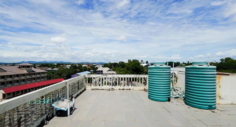 Local comercial en venta de 8 habitaciones en Bang Lamung, Chonburi