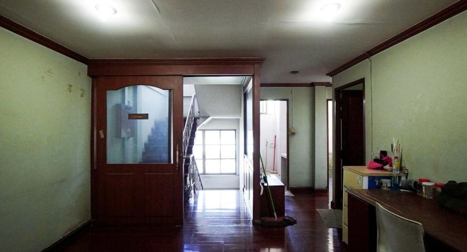 Local comercial en venta de 8 habitaciones en Bang Lamung, Chonburi