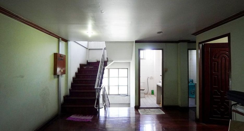 Local comercial en venta de 8 habitaciones en Bang Lamung, Chonburi