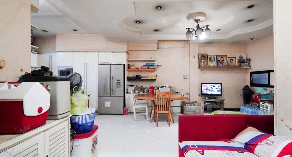 Local comercial en venta de 8 habitaciones en Bang Lamung, Chonburi