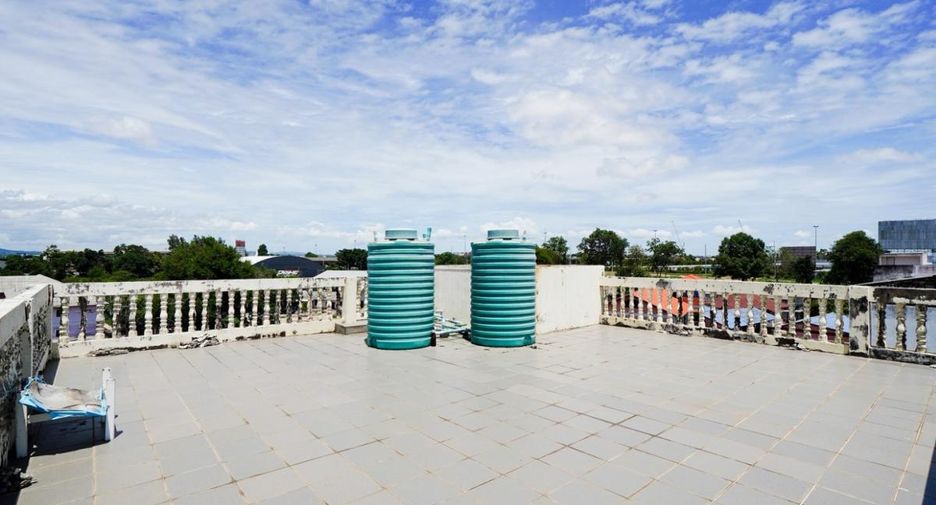 Local comercial en venta de 8 habitaciones en Bang Lamung, Chonburi