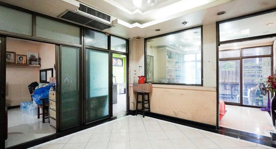 Local comercial en venta de 8 habitaciones en Bang Lamung, Chonburi