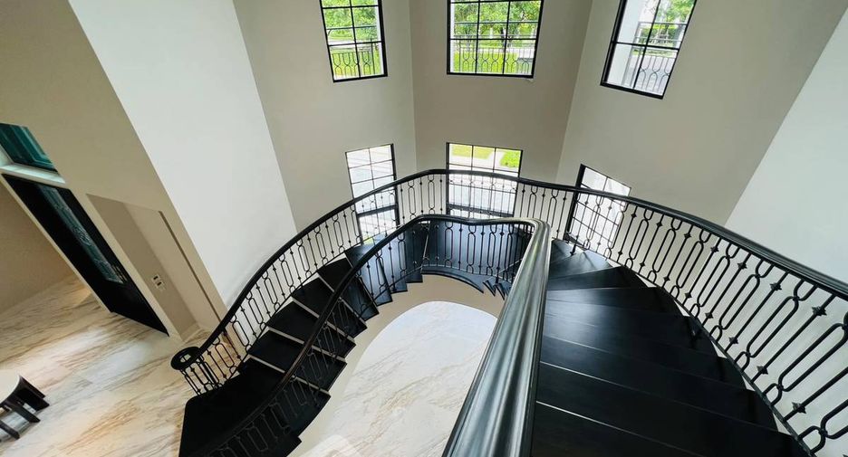 For sale 5 bedrooms house in Suan Luang, Bangkok