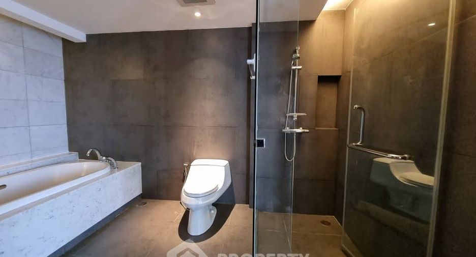 For sale 3 bedrooms condo in Watthana, Bangkok