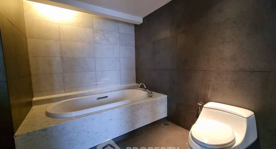 For sale 3 bedrooms condo in Watthana, Bangkok