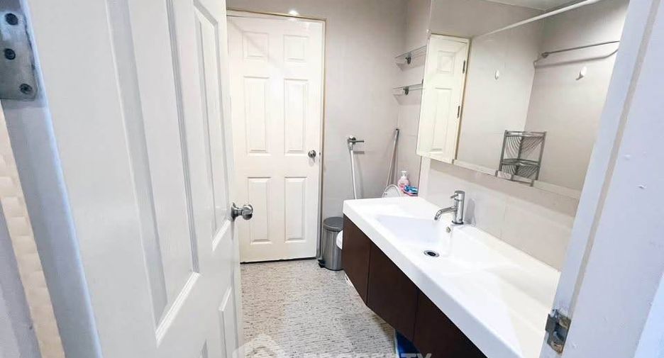 Condo en alquiler de 2 habitaciones en Huai Khwang, Bangkok