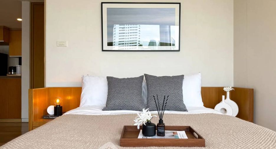 For rent 2 bedrooms condo in Watthana, Bangkok