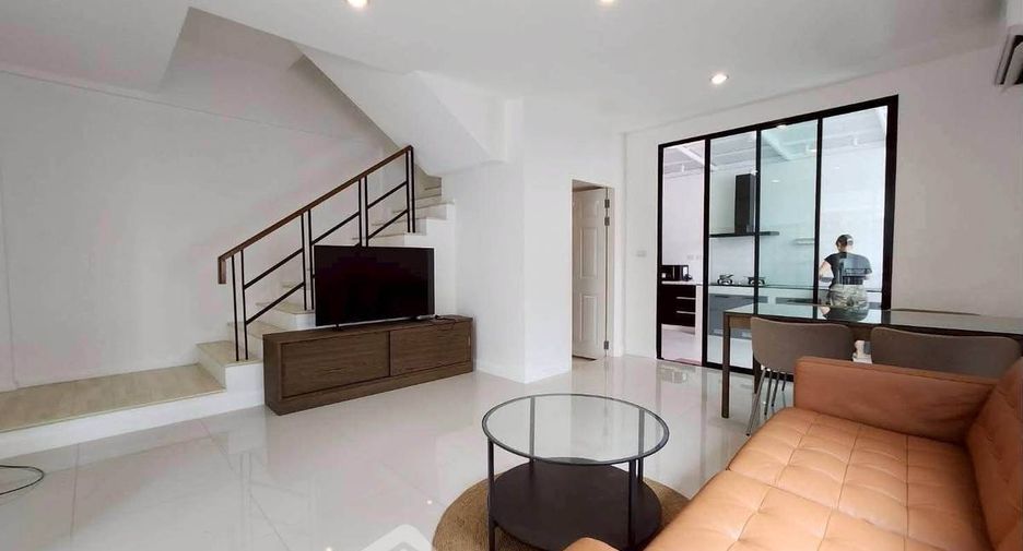 For rent 3 bedrooms townhouse in Suan Luang, Bangkok