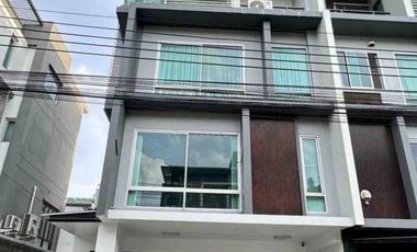For rent 4 bedrooms townhouse in Wang Thonglang, Bangkok