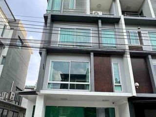 For rent 4 bedrooms townhouse in Wang Thonglang, Bangkok