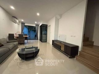 For rent 3 bedrooms townhouse in Saphan Sung, Bangkok