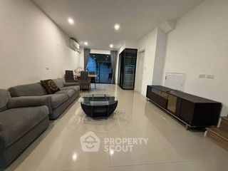 For rent 3 bedrooms townhouse in Saphan Sung, Bangkok