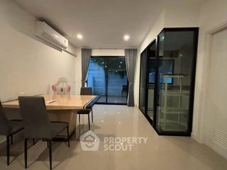 For rent 3 bedrooms townhouse in Saphan Sung, Bangkok