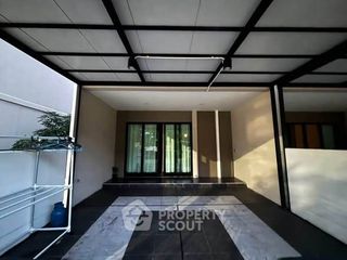 For rent 3 bedrooms townhouse in Saphan Sung, Bangkok