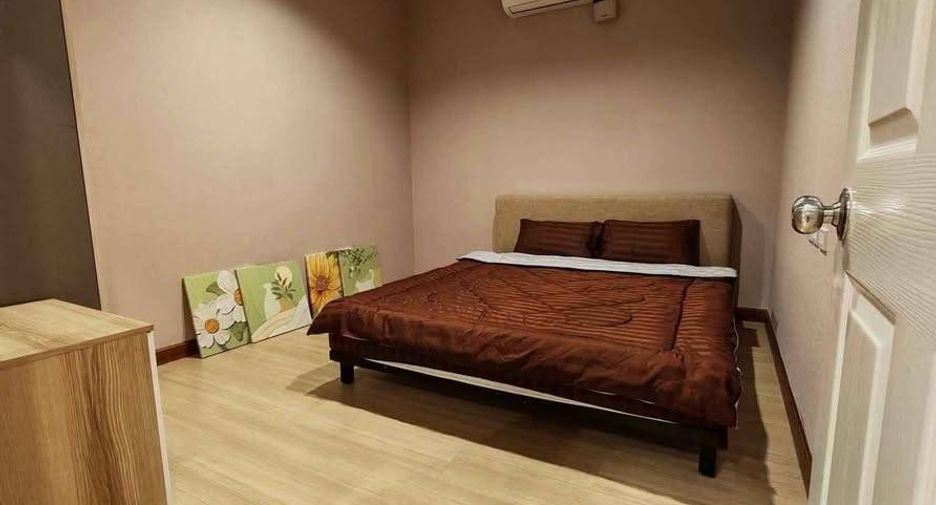 For rent 3 bedrooms condo in Khlong San, Bangkok