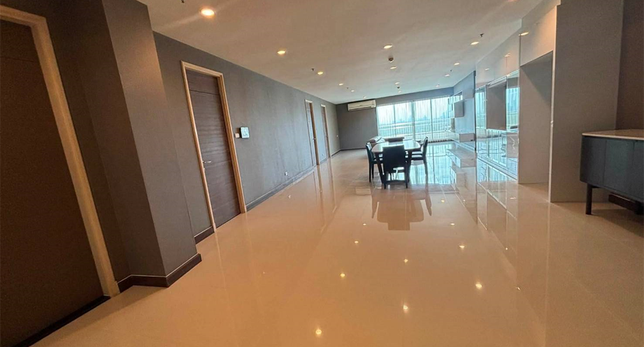 For rent 3 bedrooms condo in Yan Nawa, Bangkok