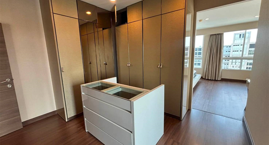 For rent 3 bedrooms condo in Yan Nawa, Bangkok