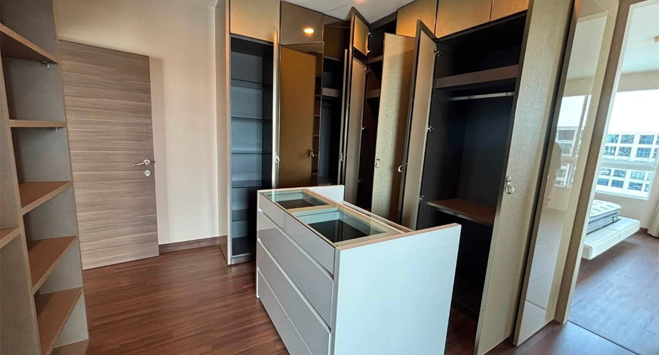 For rent 3 bedrooms condo in Yan Nawa, Bangkok