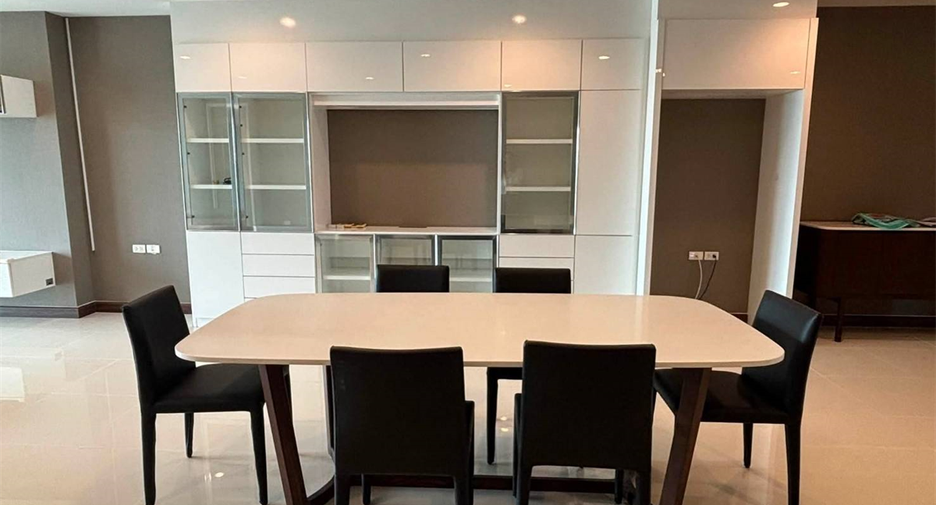 For rent 3 bedrooms condo in Yan Nawa, Bangkok