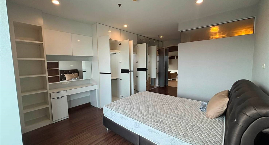 For rent 3 bedrooms condo in Yan Nawa, Bangkok