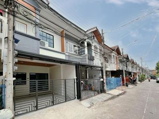 Casa adosada en venta de 3 habitaciones en Bang Khen, Bangkok