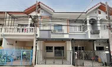Casa adosada en venta de 3 habitaciones en Bang Khen, Bangkok