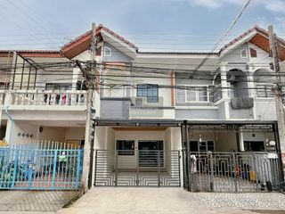 Casa adosada en venta de 3 habitaciones en Bang Khen, Bangkok