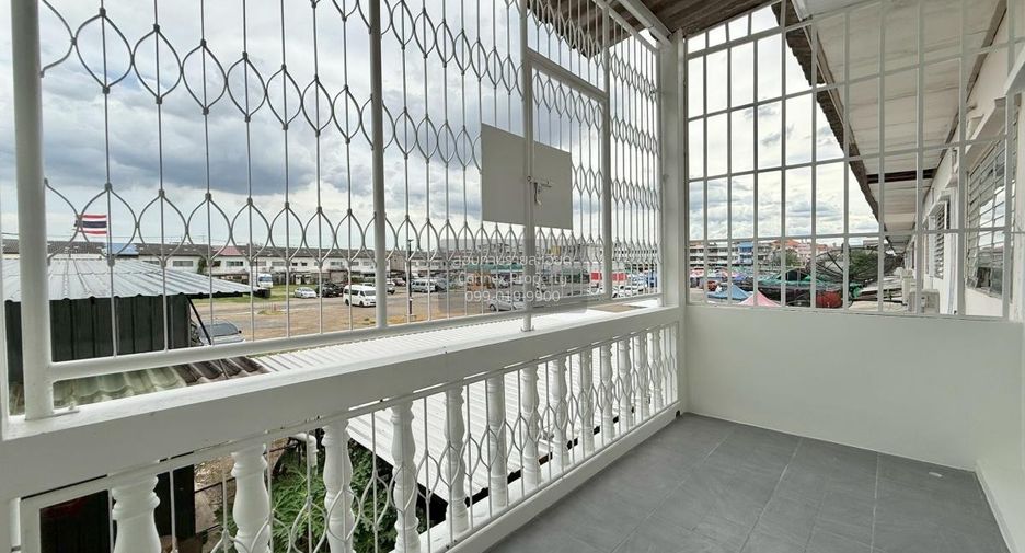 Casa adosada en venta de 3 habitaciones en Bang Khen, Bangkok