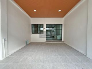 Casa adosada en venta de 3 habitaciones en Bang Khen, Bangkok