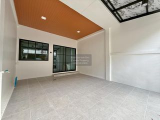 Casa adosada en venta de 3 habitaciones en Bang Khen, Bangkok