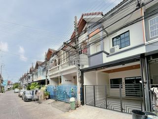 Casa adosada en venta de 3 habitaciones en Bang Khen, Bangkok