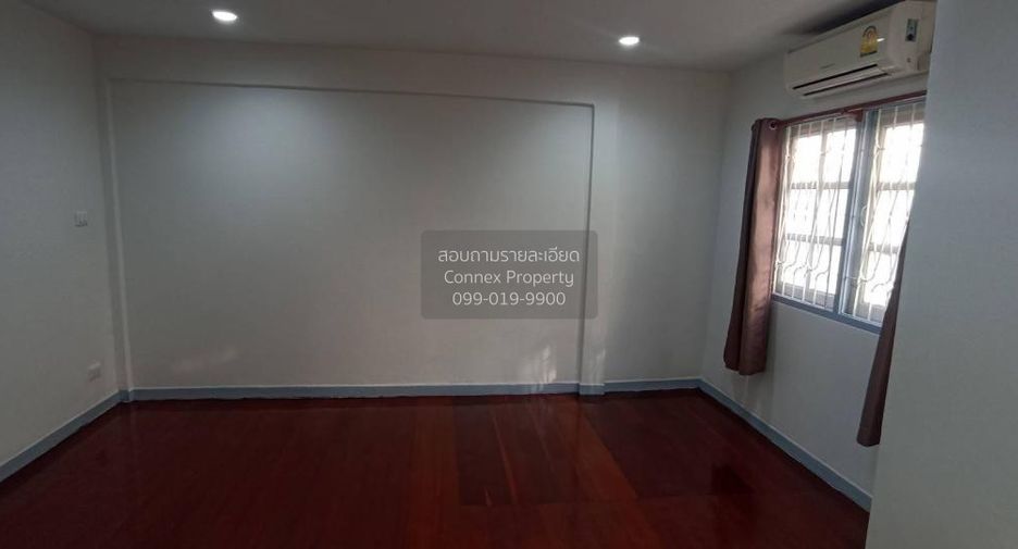 For sale 4 bedrooms townhouse in Bang Kapi, Bangkok