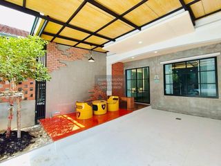 Casa adosada en venta de 3 habitaciones en Khlong Sam Wa, Bangkok