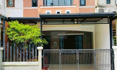 Casa adosada en venta de 3 habitaciones en Khlong Sam Wa, Bangkok