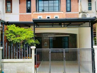 Casa adosada en venta de 3 habitaciones en Khlong Sam Wa, Bangkok
